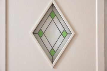 引き戸2枚をリペア&カスタム!オリジナルのステンドグラスをはめ込み、全体をアンティークホワイトでペイント仕上げ。(ガラス戸、建具)
