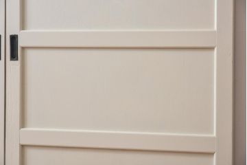 引き戸2枚をリペア&カスタム!オリジナルのステンドグラスをはめ込み、全体をアンティークホワイトでペイント仕上げ。(ガラス戸、建具)