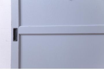 ドアをリペア&カスタム!オリジナルのステンドグラスをはめ込み、引手は左右に取付け。ブルーグレーにペイント仕上げ。(引き戸、建具)