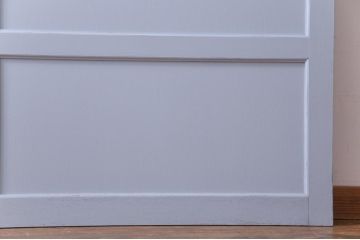ドアをリペア&カスタム!オリジナルのステンドグラスをはめ込み、引手は左右に取付け。ブルーグレーにペイント仕上げ。(引き戸、建具)