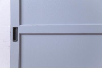 ドアをリペア&カスタム!オリジナルのステンドグラスをはめ込み、引手は左右に取付け。ブルーグレーにペイント仕上げ。(引き戸、建具)
