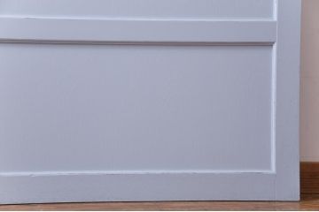 ドアをリペア&カスタム!オリジナルのステンドグラスをはめ込み、引手は左右に取付け。ブルーグレーにペイント仕上げ。(引き戸、建具)