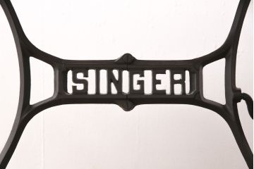 SINGER(シンガー)社のミシン鉄脚をリペア&カスタム!バタフライ天板を取り付け、本体はマットブラックにペイント仕上げ。(シンガーミシン、拡張式テーブル、ミシンテーブル)