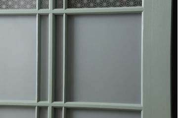 昭和初期のガラス戸2枚セットをリペア&カスタム!高さと幅をリサイズし、指定箇所を花菱模様・市松模様のガラスに差し替え。本体は青緑色にペイント仕上げ。(引き戸、建具)