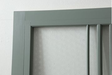 昭和初期のガラス戸2枚セットをリペア&カスタム!高さと幅をリサイズし、指定箇所を花菱模様・市松模様のガラスに差し替え。本体は青緑色にペイント仕上げ。(引き戸、建具)