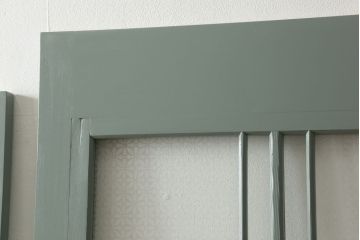 昭和初期のガラス戸2枚セットをリペア&カスタム!高さと幅をリサイズし、指定箇所を花菱模様・市松模様のガラスに差し替え。本体は青緑色にペイント仕上げ。(引き戸、建具)