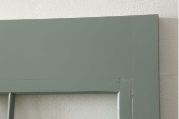 昭和初期のガラス戸2枚セットをリペア&カスタム!高さと幅をリサイズし、指定箇所を花菱模様・市松模様のガラスに差し替え。本体は青緑色にペイント仕上げ。(引き戸、建具)