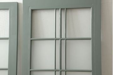 昭和初期のガラス戸2枚セットをリペア&カスタム!高さと幅をリサイズし、指定箇所を花菱模様・市松模様のガラスに差し替え。本体は青緑色にペイント仕上げ。(引き戸、建具)