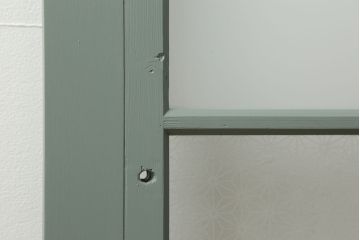 昭和初期のガラス戸2枚セットをリペア&カスタム!高さと幅をリサイズし、指定箇所を花菱模様・市松模様のガラスに差し替え。本体は青緑色にペイント仕上げ。(引き戸、建具)
