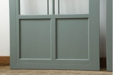 昭和初期のガラス戸2枚セットをリペア&カスタム!高さと幅をリサイズし、指定箇所を花菱模様・市松模様のガラスに差し替え。本体は青緑色にペイント仕上げ。(引き戸、建具)