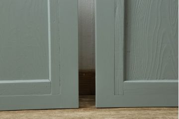昭和初期のガラス戸2枚セットをリペア&カスタム!高さと幅をリサイズし、指定箇所を花菱模様・市松模様のガラスに差し替え。本体は青緑色にペイント仕上げ。(引き戸、建具)