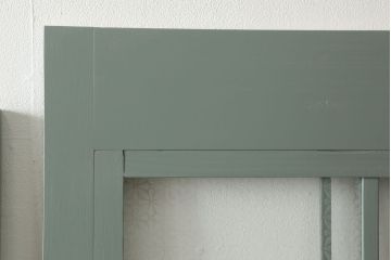 昭和初期のガラス戸2枚セットをリペア&カスタム!高さと幅をリサイズし、指定箇所を花菱模様・市松模様のガラスに差し替え。本体は青緑色にペイント仕上げ。(引き戸、建具)