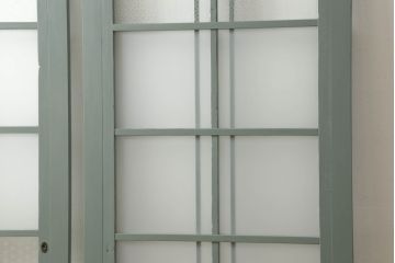 昭和初期のガラス戸2枚セットをリペア&カスタム!高さと幅をリサイズし、指定箇所を花菱模様・市松模様のガラスに差し替え。本体は青緑色にペイント仕上げ。(引き戸、建具)