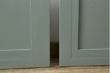 昭和初期のガラス戸2枚セットをリペア&カスタム!高さと幅をリサイズし、指定箇所を花菱模様・市松模様のガラスに差し替え。本体は青緑色にペイント仕上げ。(引き戸、建具)