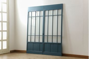 昭和中期のガラス戸2枚セットをリペア&カスタム!高さと幅をリサイズし、指定箇所を花菱模様・市松模様のガラスに差し替え。本体は暗めの青色にペイント仕上げ。(引き戸、建具)
