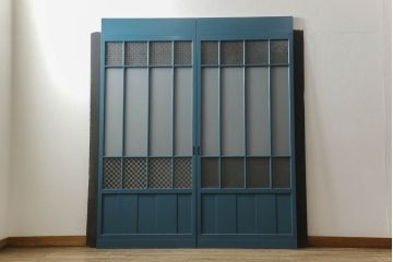 昭和中期のガラス戸2枚セットをリペア&カスタム!高さと幅をリサイズし、指定箇所を花菱模様・市松模様のガラスに差し替え。本体は暗めの青色にペイント仕上げ。(引き戸、建具)