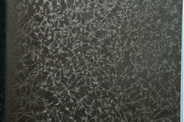 昭和中期のガラス戸2枚セットをリペア&カスタム!高さと幅をリサイズし、指定箇所を花菱模様・市松模様のガラスに差し替え。本体は暗めの青色にペイント仕上げ。(引き戸、建具)