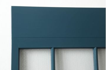 昭和中期のガラス戸2枚セットをリペア&カスタム!高さと幅をリサイズし、指定箇所を花菱模様・市松模様のガラスに差し替え。本体は暗めの青色にペイント仕上げ。(引き戸、建具)