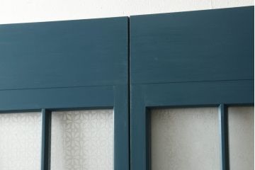 昭和中期のガラス戸2枚セットをリペア&カスタム!高さと幅をリサイズし、指定箇所を花菱模様・市松模様のガラスに差し替え。本体は暗めの青色にペイント仕上げ。(引き戸、建具)