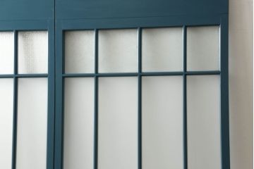 昭和中期のガラス戸2枚セットをリペア&カスタム!高さと幅をリサイズし、指定箇所を花菱模様・市松模様のガラスに差し替え。本体は暗めの青色にペイント仕上げ。(引き戸、建具)