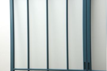 昭和中期のガラス戸2枚セットをリペア&カスタム!高さと幅をリサイズし、指定箇所を花菱模様・市松模様のガラスに差し替え。本体は暗めの青色にペイント仕上げ。(引き戸、建具)