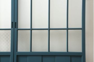 昭和中期のガラス戸2枚セットをリペア&カスタム!高さと幅をリサイズし、指定箇所を花菱模様・市松模様のガラスに差し替え。本体は暗めの青色にペイント仕上げ。(引き戸、建具)