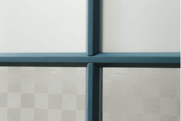 昭和中期のガラス戸2枚セットをリペア&カスタム!高さと幅をリサイズし、指定箇所を花菱模様・市松模様のガラスに差し替え。本体は暗めの青色にペイント仕上げ。(引き戸、建具)