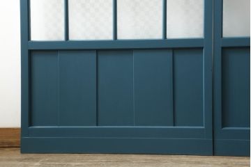 昭和中期のガラス戸2枚セットをリペア&カスタム!高さと幅をリサイズし、指定箇所を花菱模様・市松模様のガラスに差し替え。本体は暗めの青色にペイント仕上げ。(引き戸、建具)