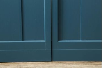 昭和中期のガラス戸2枚セットをリペア&カスタム!高さと幅をリサイズし、指定箇所を花菱模様・市松模様のガラスに差し替え。本体は暗めの青色にペイント仕上げ。(引き戸、建具)