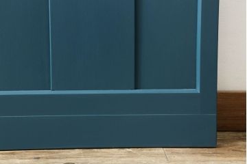 昭和中期のガラス戸2枚セットをリペア&カスタム!高さと幅をリサイズし、指定箇所を花菱模様・市松模様のガラスに差し替え。本体は暗めの青色にペイント仕上げ。(引き戸、建具)