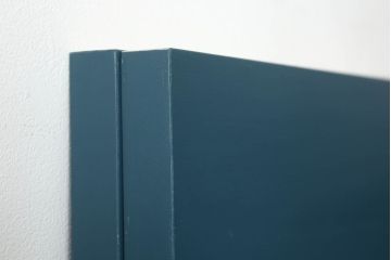 昭和中期のガラス戸2枚セットをリペア&カスタム!高さと幅をリサイズし、指定箇所を花菱模様・市松模様のガラスに差し替え。本体は暗めの青色にペイント仕上げ。(引き戸、建具)