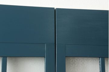 昭和中期のガラス戸2枚セットをリペア&カスタム!高さと幅をリサイズし、指定箇所を花菱模様・市松模様のガラスに差し替え。本体は暗めの青色にペイント仕上げ。(引き戸、建具)