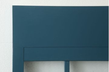 昭和中期のガラス戸2枚セットをリペア&カスタム!高さと幅をリサイズし、指定箇所を花菱模様・市松模様のガラスに差し替え。本体は暗めの青色にペイント仕上げ。(引き戸、建具)