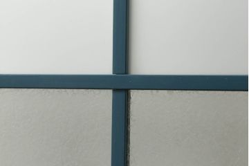 昭和中期のガラス戸2枚セットをリペア&カスタム!高さと幅をリサイズし、指定箇所を花菱模様・市松模様のガラスに差し替え。本体は暗めの青色にペイント仕上げ。(引き戸、建具)