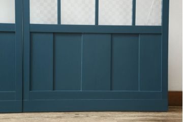 昭和中期のガラス戸2枚セットをリペア&カスタム!高さと幅をリサイズし、指定箇所を花菱模様・市松模様のガラスに差し替え。本体は暗めの青色にペイント仕上げ。(引き戸、建具)