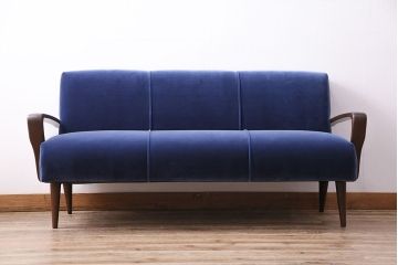 木製フレームの3人掛けソファをリペア&カスタム!生地を張り替え、3分割に縫い目を付けて鋲で仕上げ。フレームはブラウンに着色。(3Pソファ、トリプルソファ)