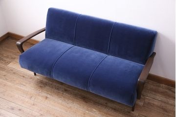 木製フレームの3人掛けソファをリペア&カスタム!生地を張り替え、3分割に縫い目を付けて鋲で仕上げ。フレームはブラウンに着色。(3Pソファ、トリプルソファ)