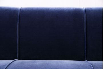 木製フレームの3人掛けソファをリペア&カスタム!生地を張り替え、3分割に縫い目を付けて鋲で仕上げ。フレームはブラウンに着色。(3Pソファ、トリプルソファ)