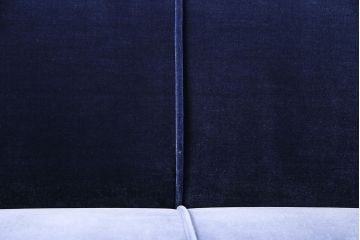 木製フレームの3人掛けソファをリペア&カスタム!生地を張り替え、3分割に縫い目を付けて鋲で仕上げ。フレームはブラウンに着色。(3Pソファ、トリプルソファ)
