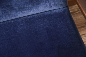 木製フレームの3人掛けソファをリペア&カスタム!生地を張り替え、3分割に縫い目を付けて鋲で仕上げ。フレームはブラウンに着色。(3Pソファ、トリプルソファ)