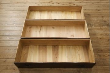昭和初期の仙台箪笥の見た目を変えずに綺麗にリペア!傷を修復し、引き出し等の可動部を調整。現状の色味をベースに着色仕上げ。(時代箪笥、衣装箪笥、和タンス、収納たんす)