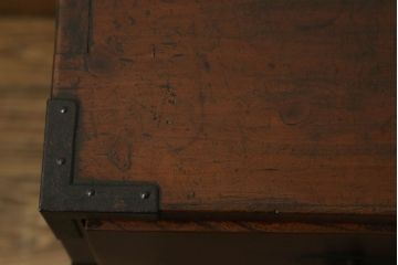 昭和初期の仙台箪笥の見た目を変えずに綺麗にリペア!傷を修復し、引き出し等の可動部を調整。現状の色味をベースに着色仕上げ。(時代箪笥、衣装箪笥、和タンス、収納たんす)