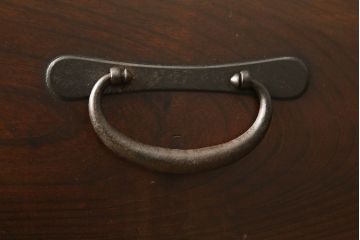 昭和初期の仙台箪笥の見た目を変えずに綺麗にリペア!傷を修復し、引き出し等の可動部を調整。現状の色味をベースに着色仕上げ。(時代箪笥、衣装箪笥、和タンス、収納たんす)
