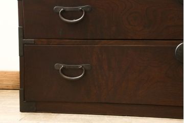 昭和初期の仙台箪笥の見た目を変えずに綺麗にリペア!傷を修復し、引き出し等の可動部を調整。現状の色味をベースに着色仕上げ。(時代箪笥、衣装箪笥、和タンス、収納たんす)