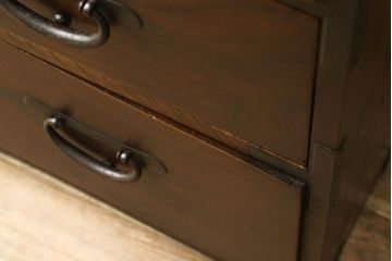 昭和初期の仙台箪笥の見た目を変えずに綺麗にリペア!傷を修復し、引き出し等の可動部を調整。現状の色味をベースに着色仕上げ。(時代箪笥、衣装箪笥、和タンス、収納たんす)