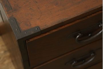 昭和初期の仙台箪笥の見た目を変えずに綺麗にリペア!傷を修復し、引き出し等の可動部を調整。現状の色味をベースに着色仕上げ。(時代箪笥、衣装箪笥、和タンス、収納たんす)