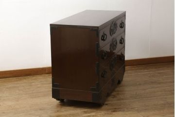 和製ビンテージの仙台箪笥ローチェストをリペア&カスタム!天板を新たに取り付け、下部は台車を取り付け。本体の色味に合わせて着色仕上げ。(衣装箪笥、和箪笥、引き出し、車箪笥、ヴィンテージ)
