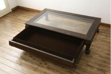 ビンテージの座卓をリペア&カスタム!天板をくり抜きガラス天板をはめ込み。ショーケース付き座卓にリメイク。ディスプレイスペースは鍵付きの引き出し仕様に加工。(ローテーブル、センターテーブル、ヴィンテージ)