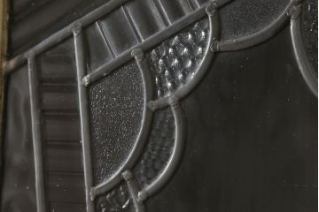 イギリスアンティークのステンドグラスをリペア&カスタム!取っ手を外し、引手の取付け。表面はモカベージュ、裏面はダークグレーにペイント仕上げ。(引き戸、建具)