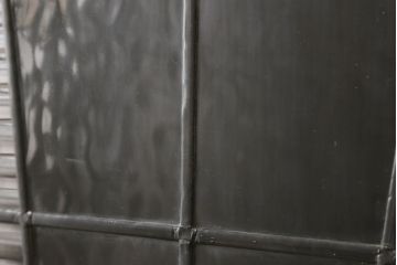 イギリスアンティークのステンドグラスをリペア&カスタム!取っ手を外し、引手の取付け。表面はモカベージュ、裏面はダークグレーにペイント仕上げ。(引き戸、建具)
